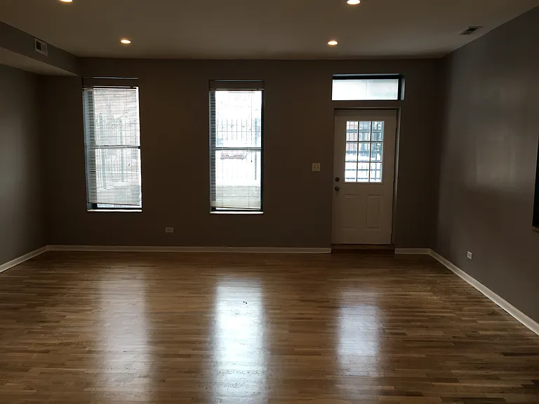Livingroom high ceilings, hardwood floors.