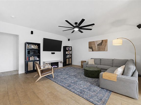 5th image of 1709 Bugg St