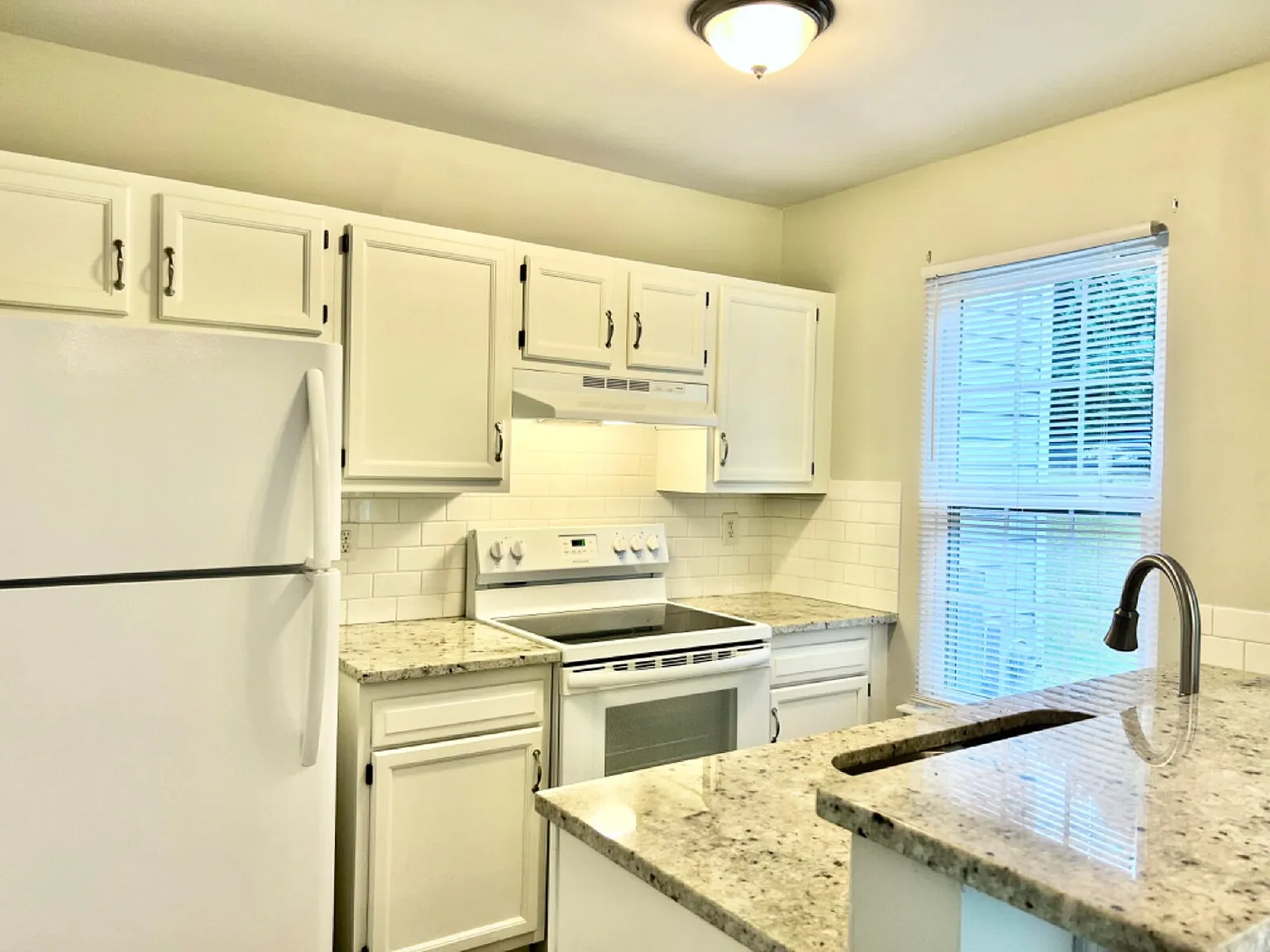 Raintree Townhome! — Photo 1
