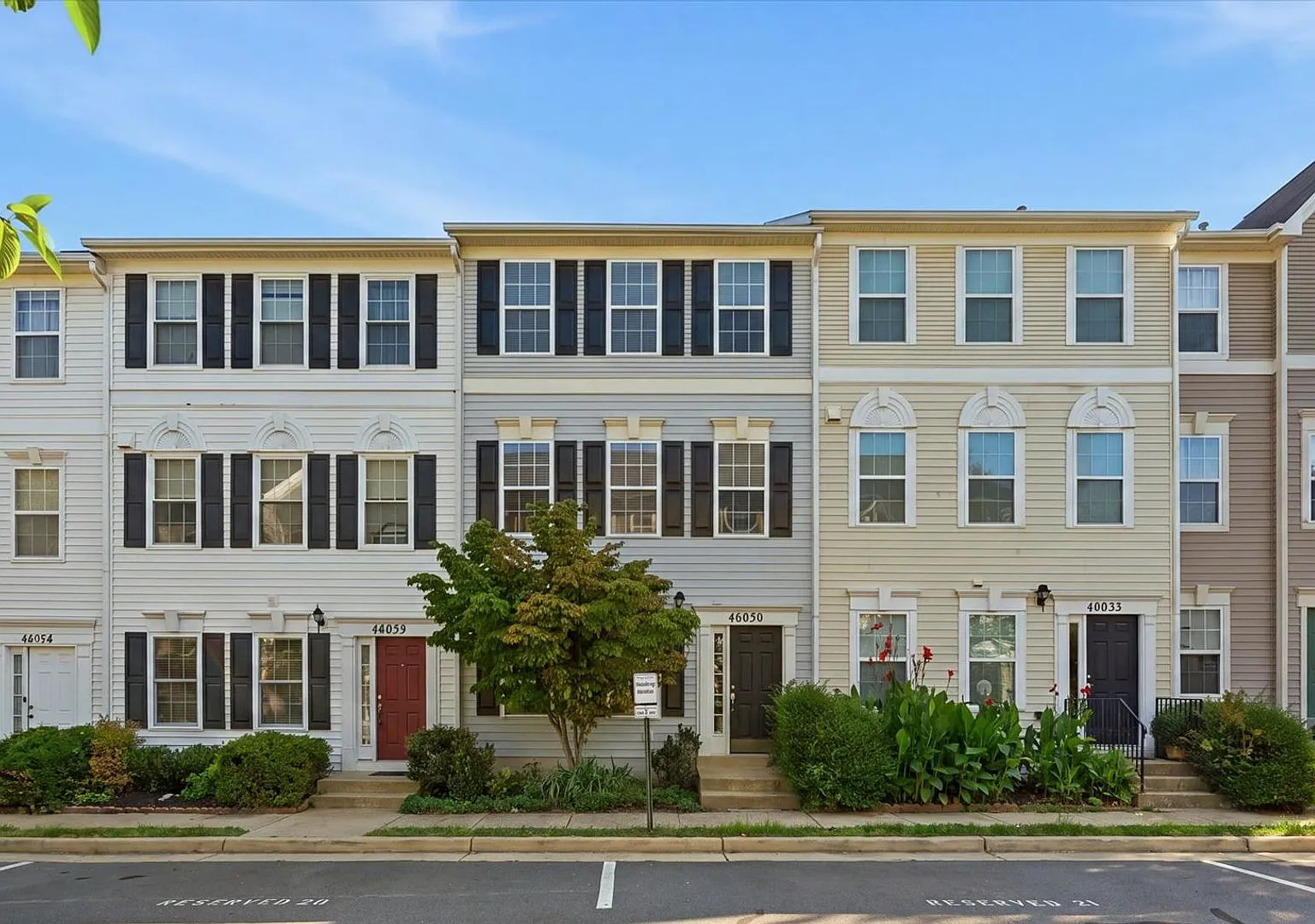 Fantastic Townhome in Sterling! — Photo 1