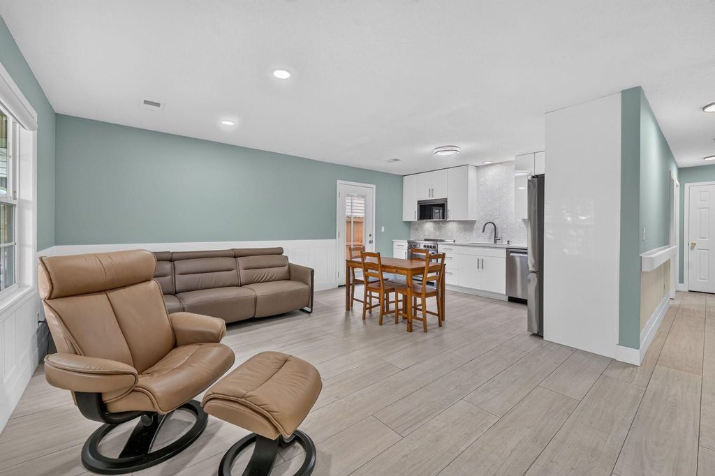 123 E Madison St - Property Image