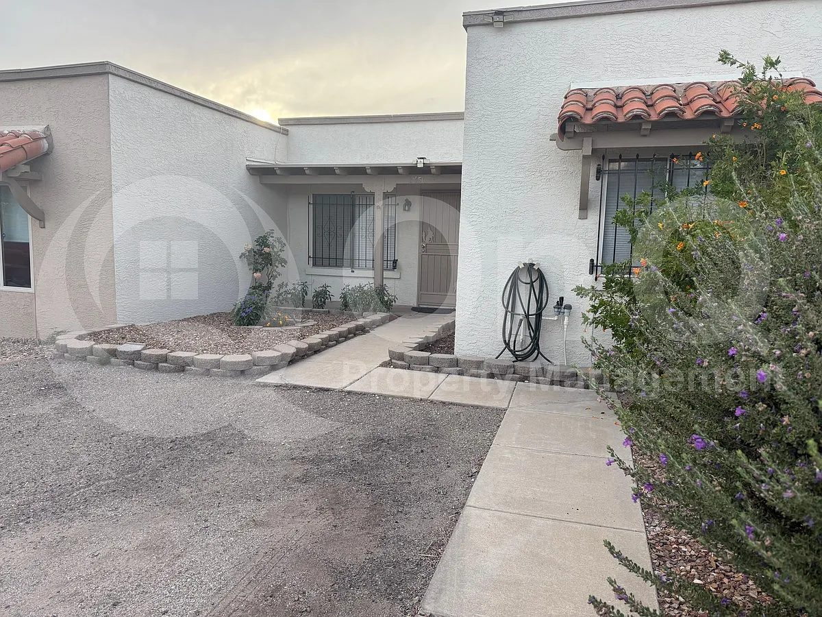 3 bed, 2.0 bath, 987 sqft, $1,549 — Photo 2
