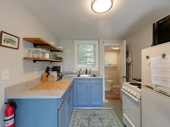 33 Warren Ave, Middletown, RI 02842