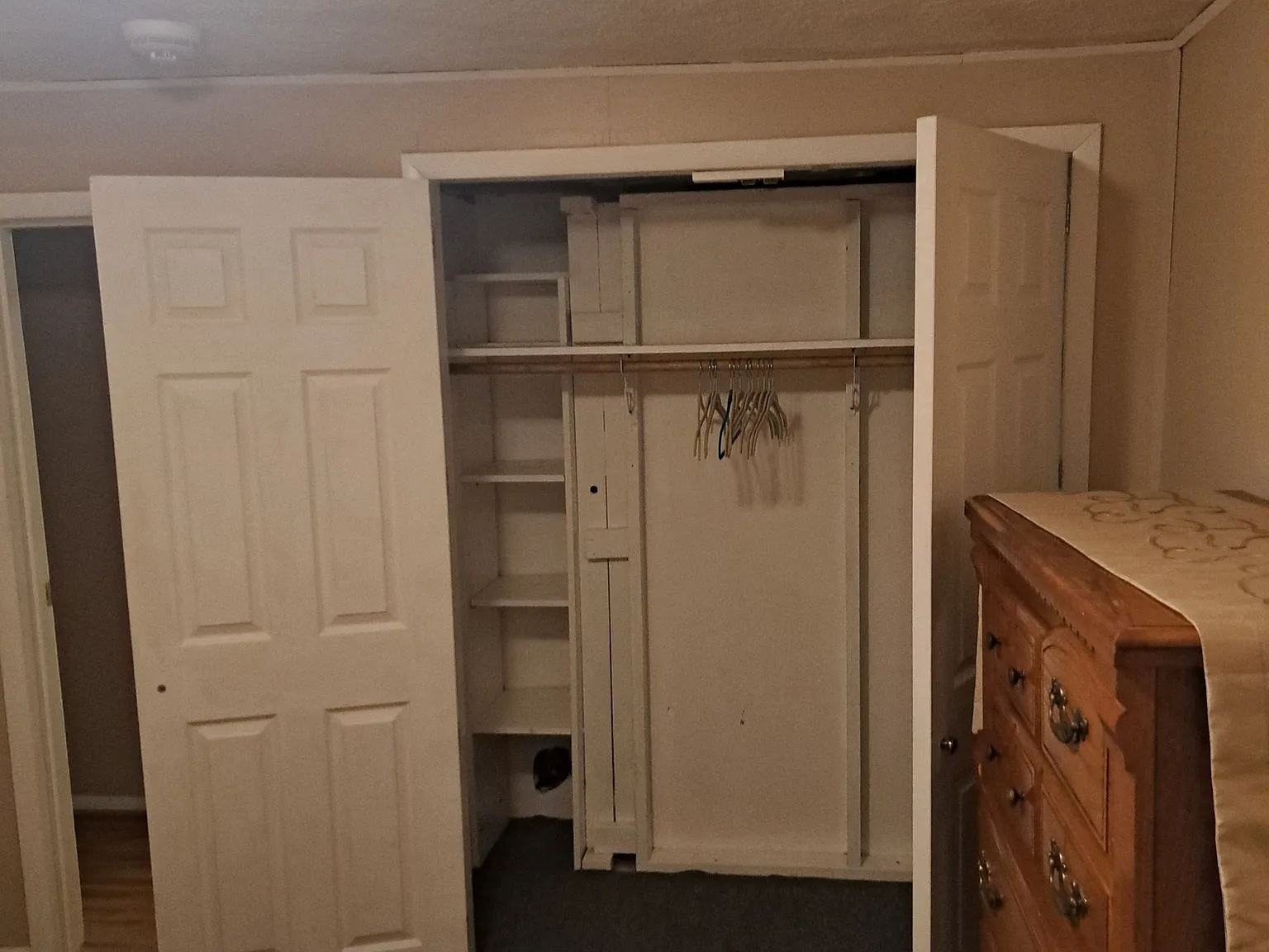 Rental in quiet neighborhood. Private entrance. Basement apartment. Owners gone in winter. — Photo 2