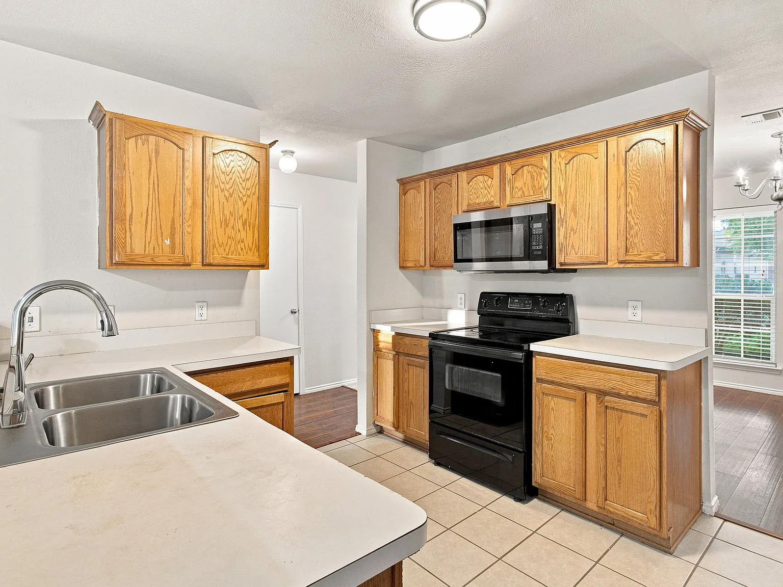 4 bed, 2.5 bath, 2306 sqft, $2,400 — Photo 3