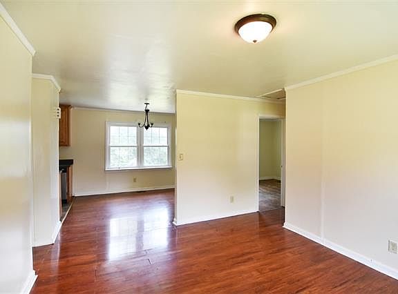 2nd image of 601 E Saunders Ave