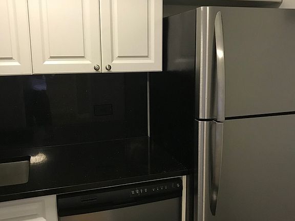 4th image of 305 E 86th St #16AE