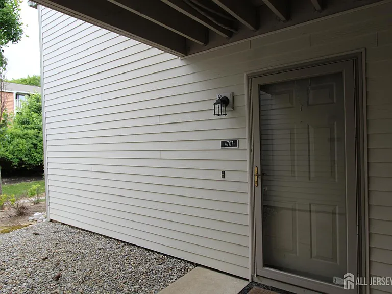 4707 Ravens Crest Dr — Photo 4