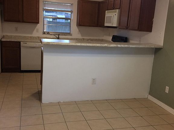 3rd image of 816 Largo Ct