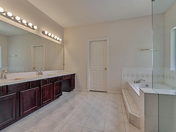 2nd image of 806 Weeping Willow Way