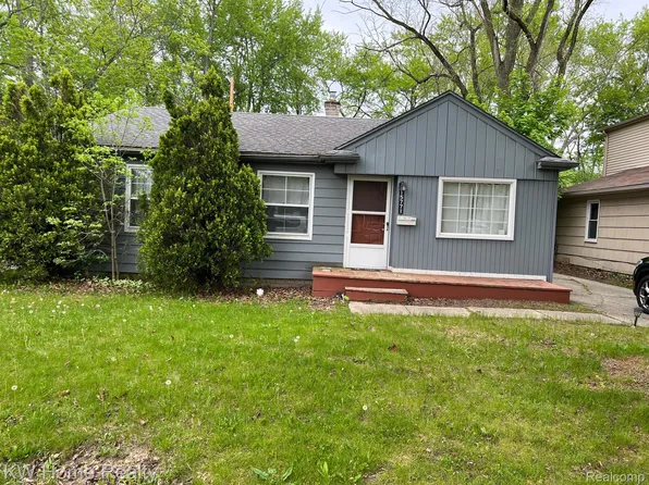 15771 W Forteen Mile Rd, Beverly Hills, MI 48025