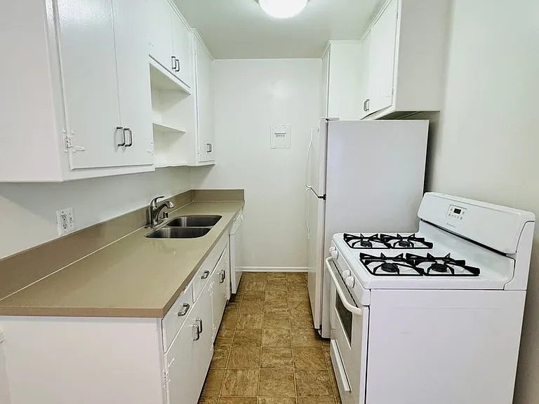 817 N Las Palmas Ave — Photo 3