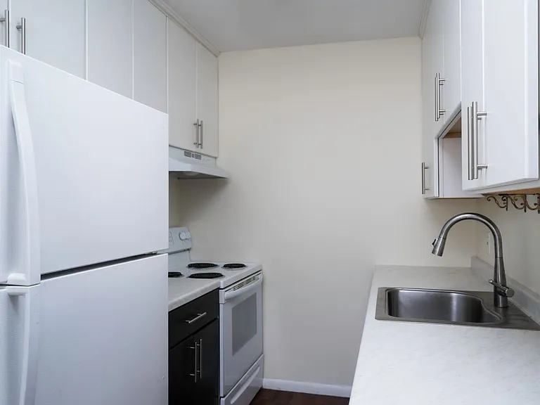 242 West Franklin Ave — Photo 44