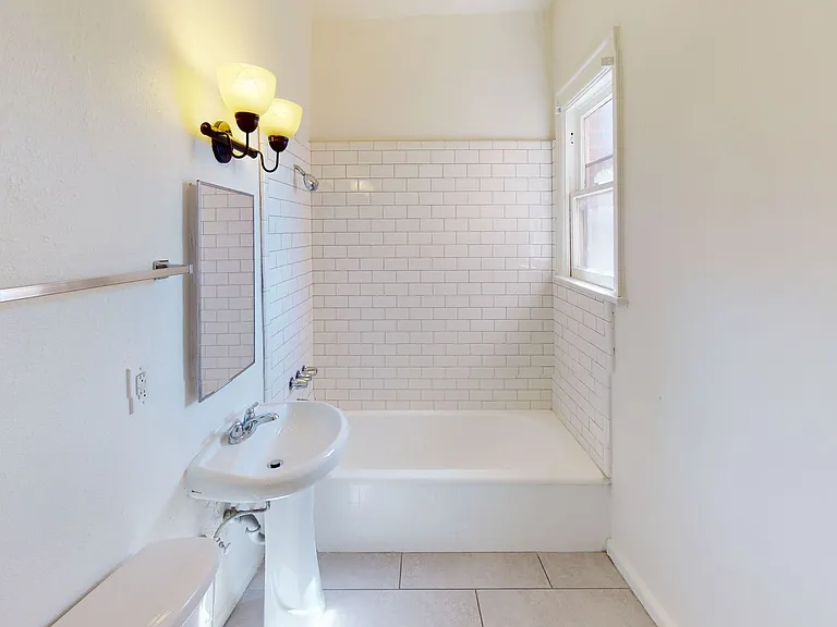 1324 Calumet Ave — Photo 6