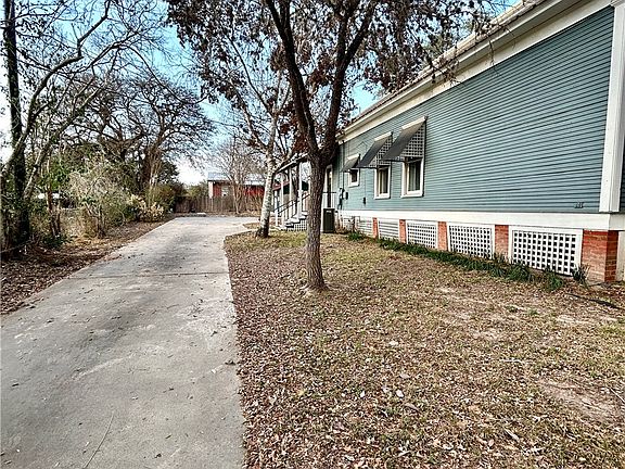 4th image of 609 E Corpus Christi St