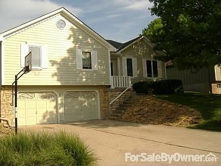 1st image of 635 NE Clubhouse Dr