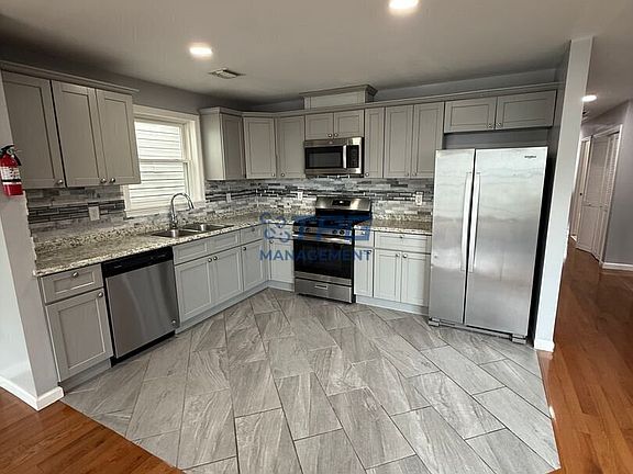 3rd image of 495 S 18th St Floor B