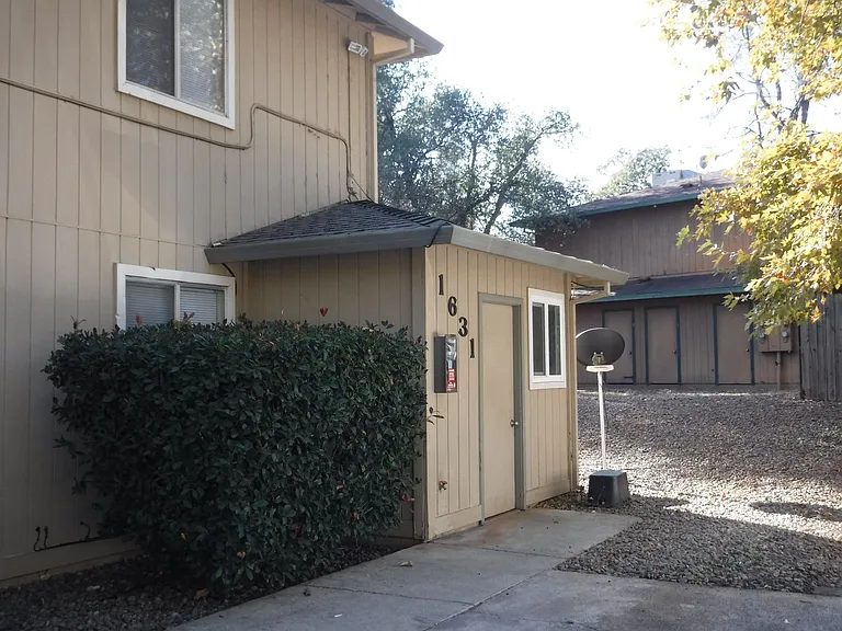 1631 Bramble Pl — Photo 18