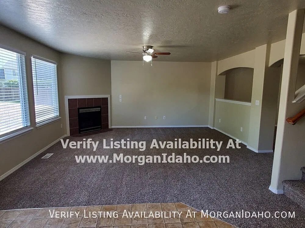 Two living rooms, large yard, optional garden space and more! — Photo 4