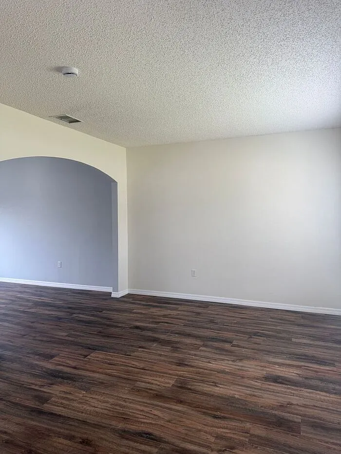4 bed, 2.5 bath, 2113 sqft, $2,000 — Photo 4