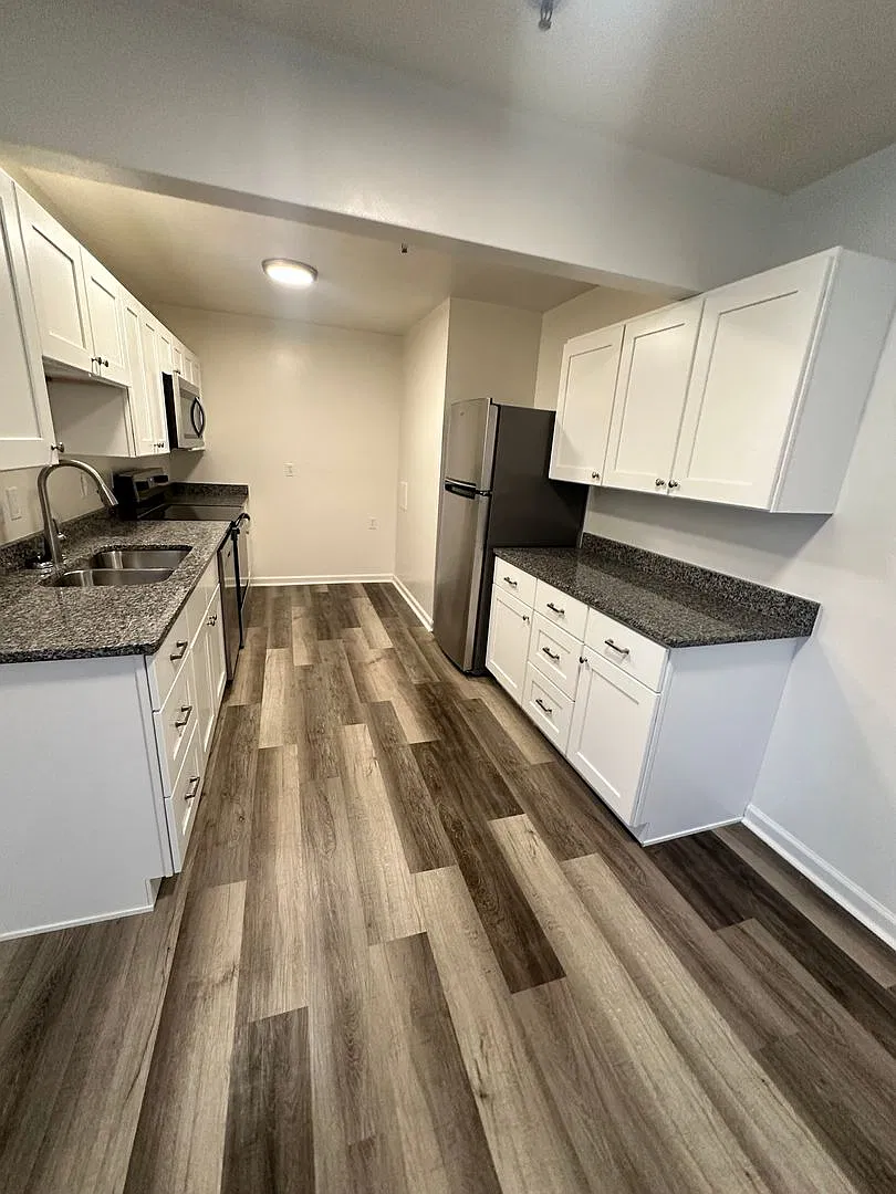 4 Bedroom 2 Bath Apartment 3rd Floor — Photo 1