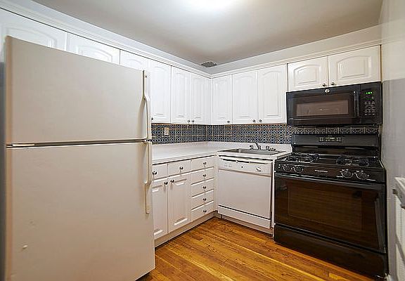 5th image of 49 W 70th St