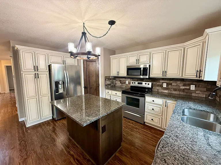 2045 Prairie Hill Dr — Photo 1