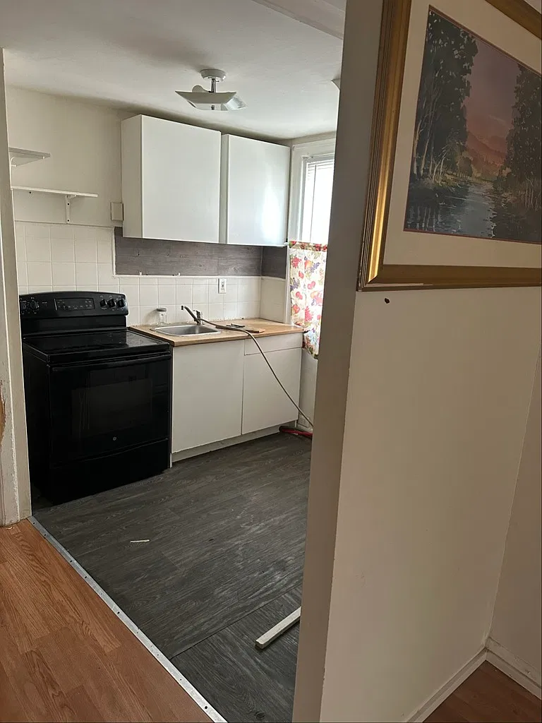 Charming 1-Bed Apartment with In-Unit Laundry and Parking — Photo 3
