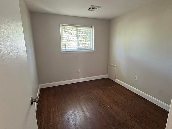 4th image of 126 Morris St