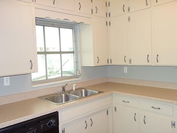 4th image of 3216 Carleton Cir E