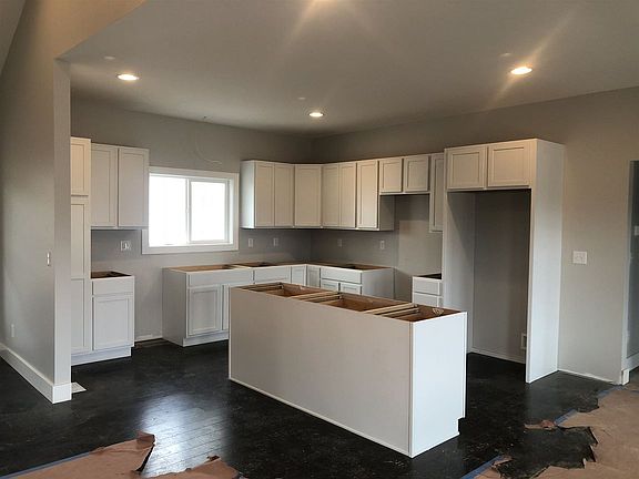 3rd image of 814 N Abigail Ln