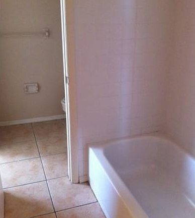 5th image of 406 NE 24th Pl APT 3