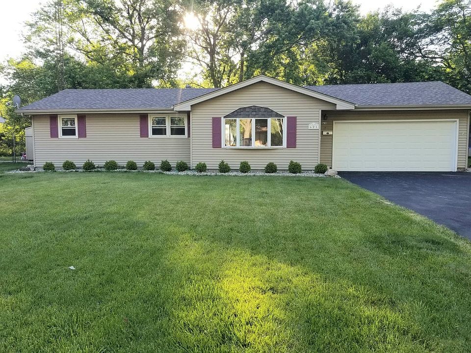 1st image of 621 Ivy Ln