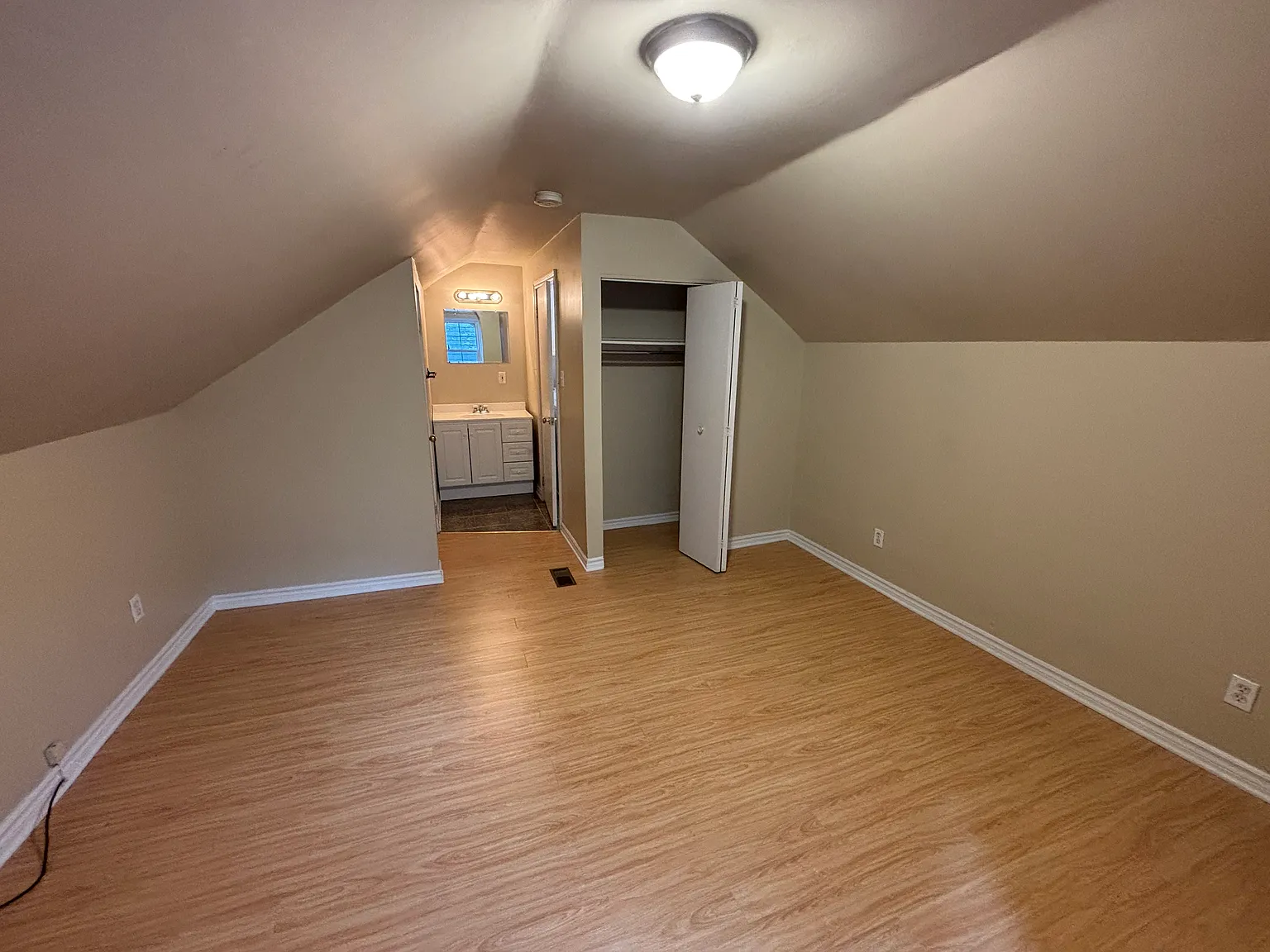 335 Nepean — Photo 2