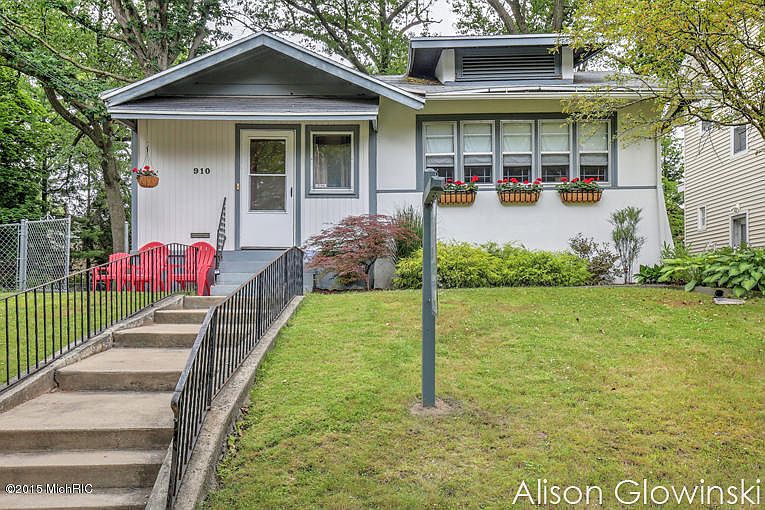 1st image of 910 Calvin Ave SE
