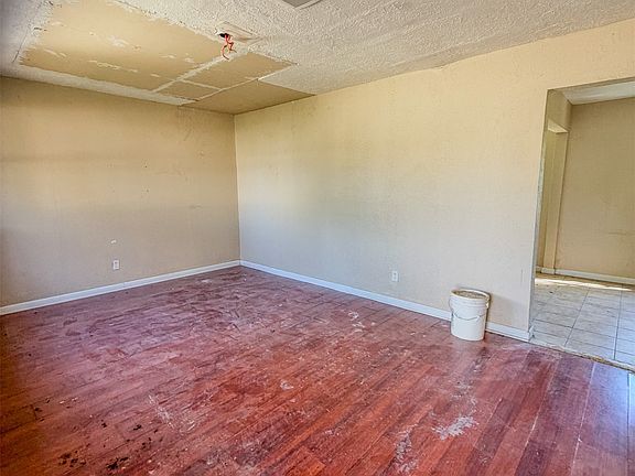4th image of 208 SW 24th St