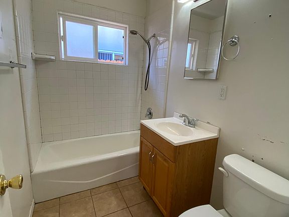 5th image of 3851 Clairemont Dr