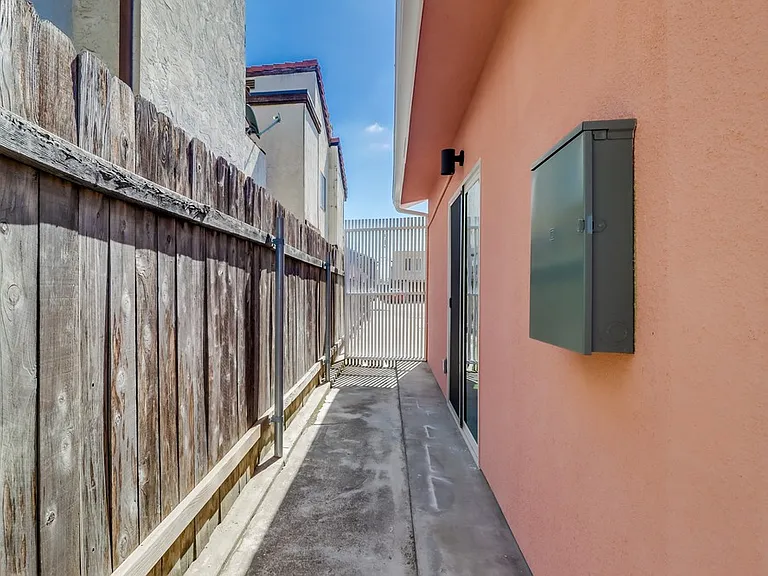 Private side yard - detached home