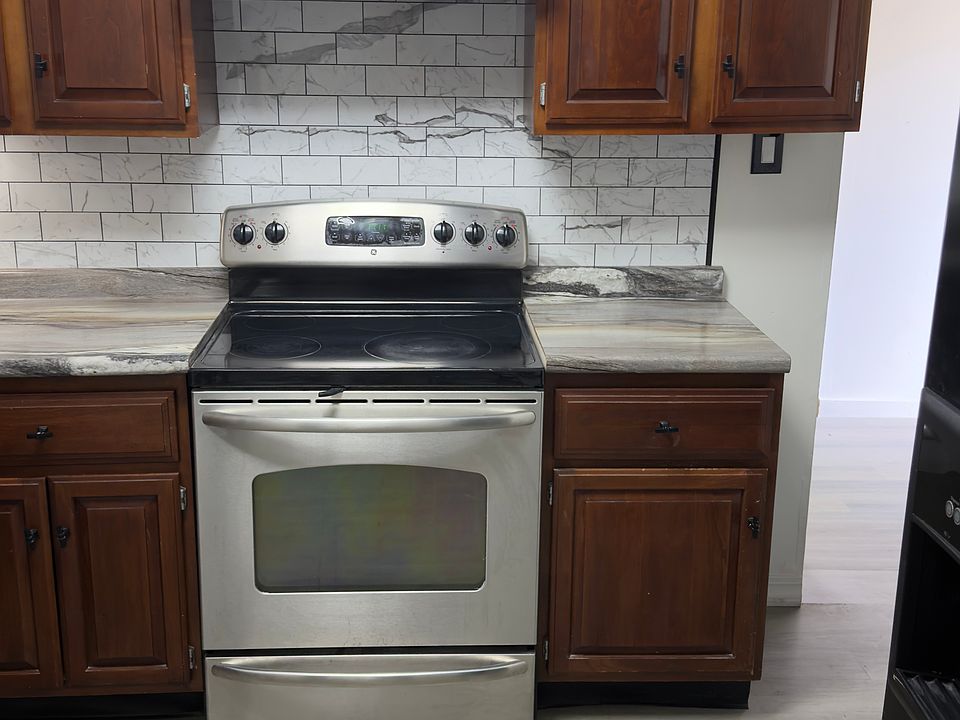 1st image of 10 Marilyn Ln