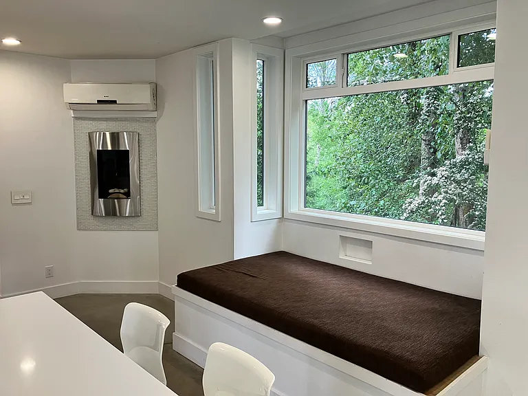 Family time on this window seat as the seasons change around you... USB ports in the small book-cove