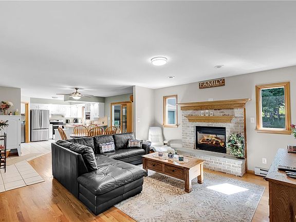 3rd image of 3200 Applewood Dr