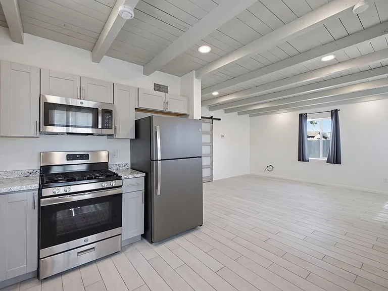 1220 N Catalina Ave — Photo 11