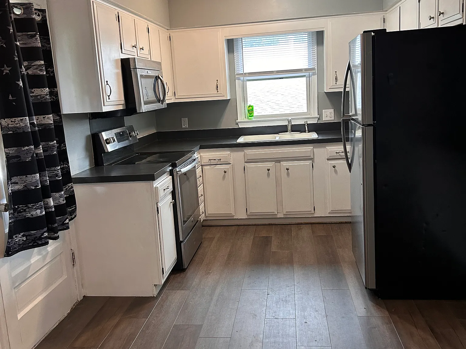 3 bed, 1.5 bath, 1400 sqft, $1,750 — Photo 2