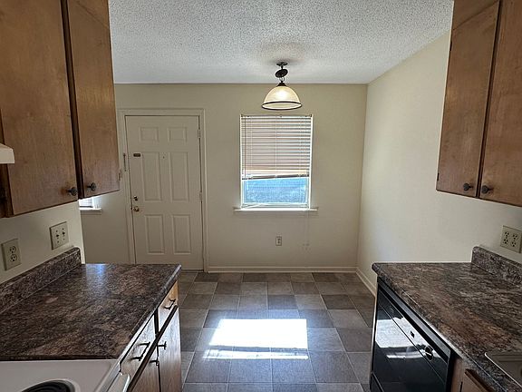 5th image of 213 Hampton Ave #30