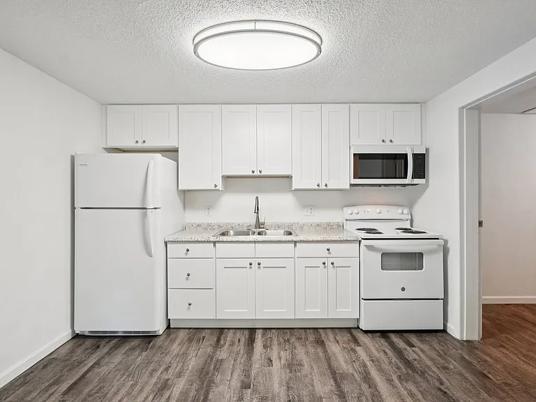 Royal Glen ~ Boutique Cottage Style Living Meets Hassle Free Leasing — Photo 7