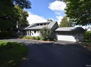 9200 Lake Crest Dr, Whitmore Lake, MI 48189