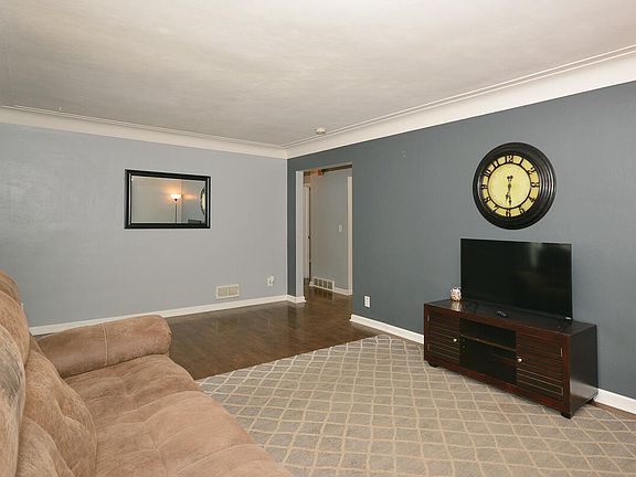 5th image of 12867 Chapman St