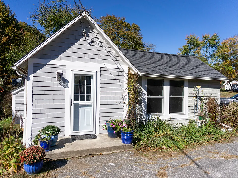 1329 Huntington Tpke