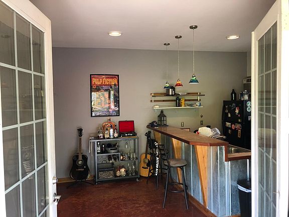 Welcome home, to your very own indoor/outdoor airy apartment!