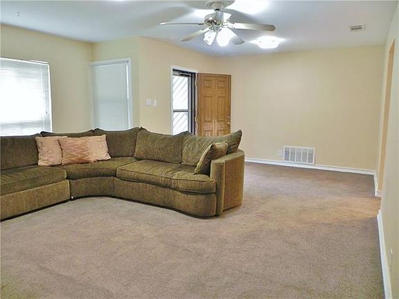 3rd image of 723 Susan Dr